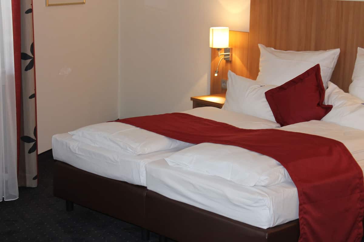 Classic Double Room | In-room safe, desk, iron/ironing board, WiFi (free)