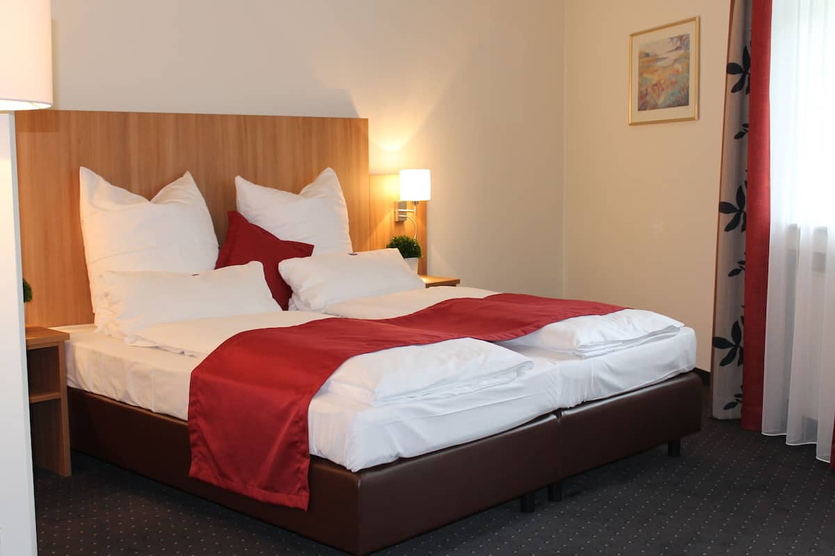 Comfort Double Room | In-room safe, desk, iron/ironing board, WiFi (free)