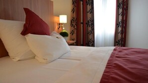 In-room safe, desk, iron/ironing board, WiFi (free) - Ambassador Apparthotel (Grasbrunn)