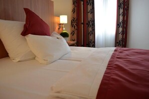 In-room safe, desk, iron/ironing board, WiFi (free) - Ambassador Apparthotel (Grasbrunn)
