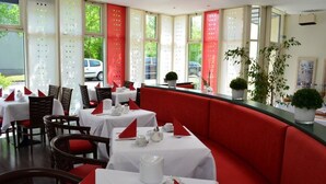 Daily buffet breakfast for a fee - Ambassador Apparthotel (Grasbrunn)