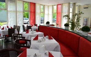 Daily buffet breakfast (EUR 12 per person) - Ambassador Apparthotel (Grasbrunn)