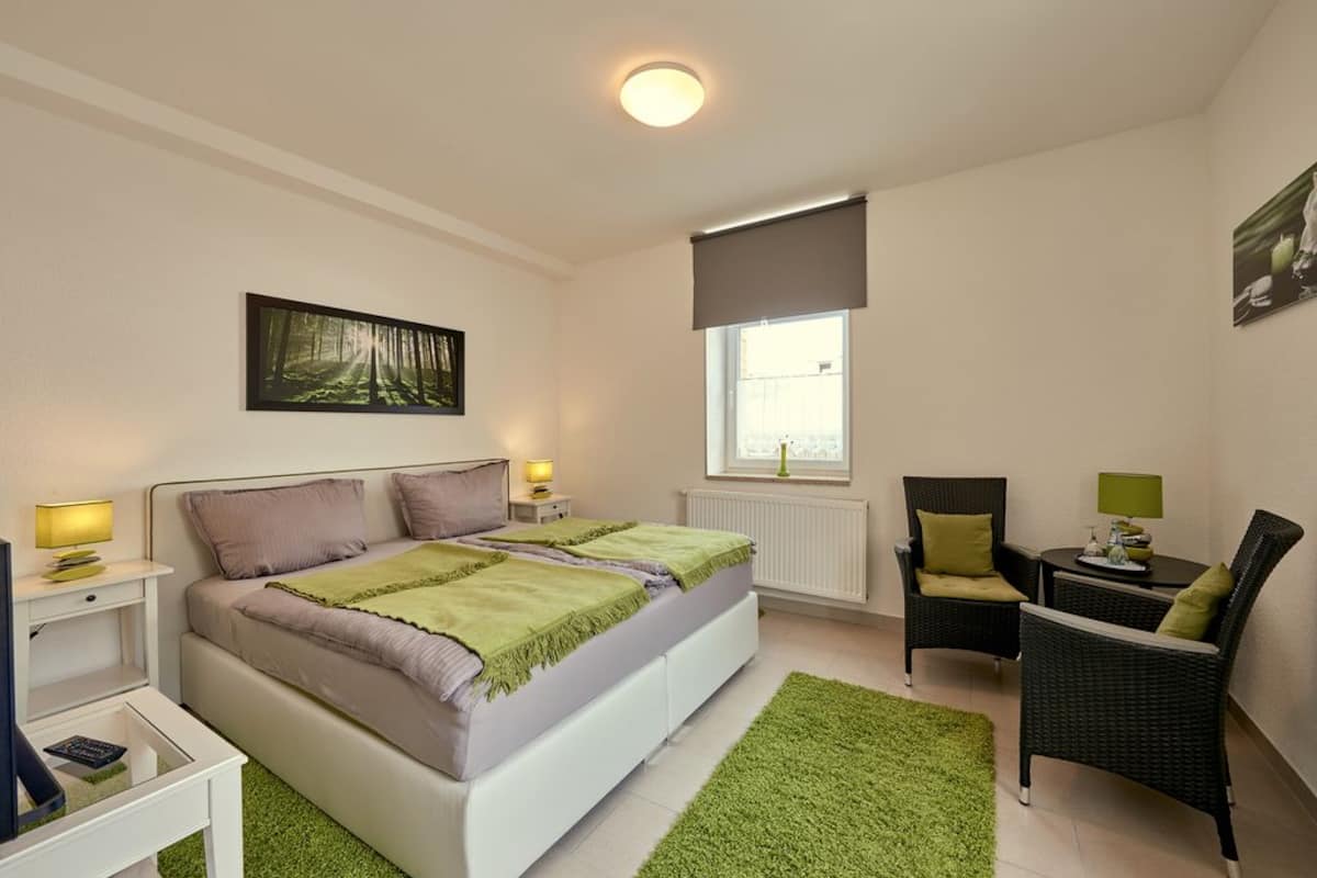 1 habitación, ropa de cama hipoalergénica y decoración personalizada