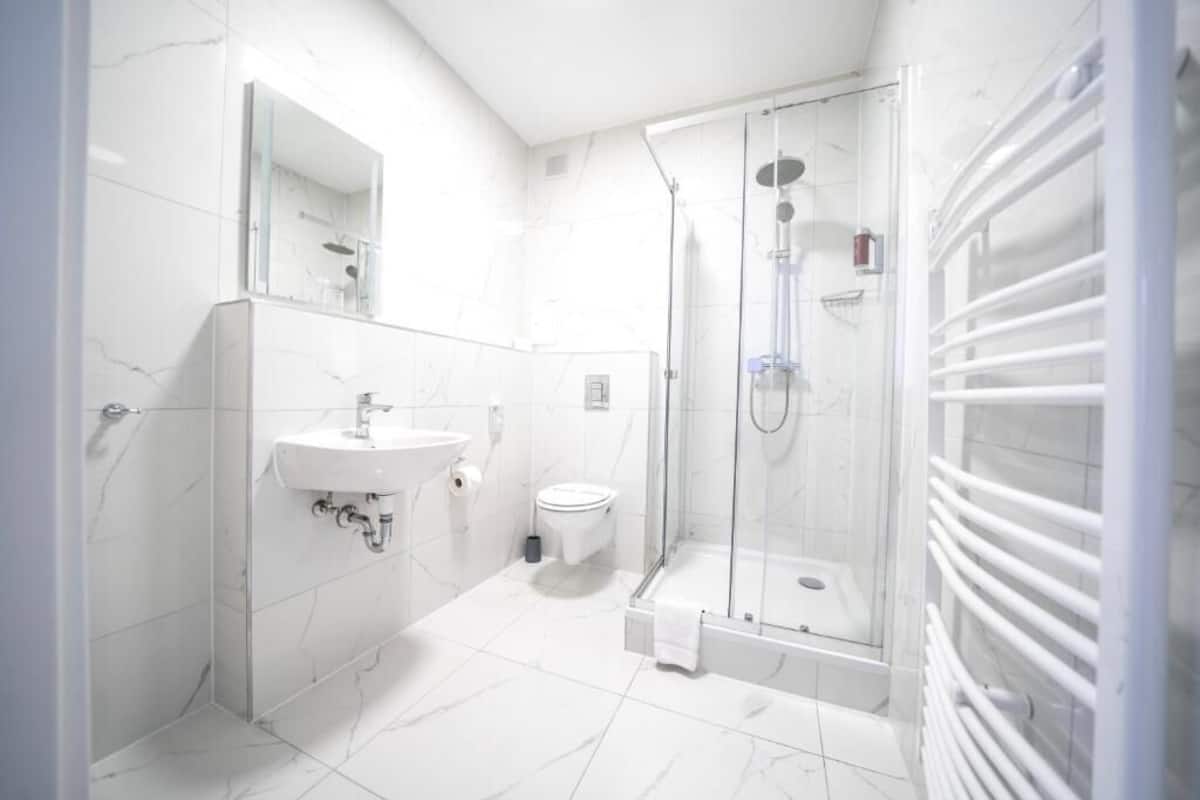 Family Studio Suite | Bathroom
