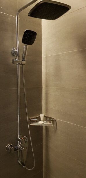 Deluxe Twin Room | Bathroom shower