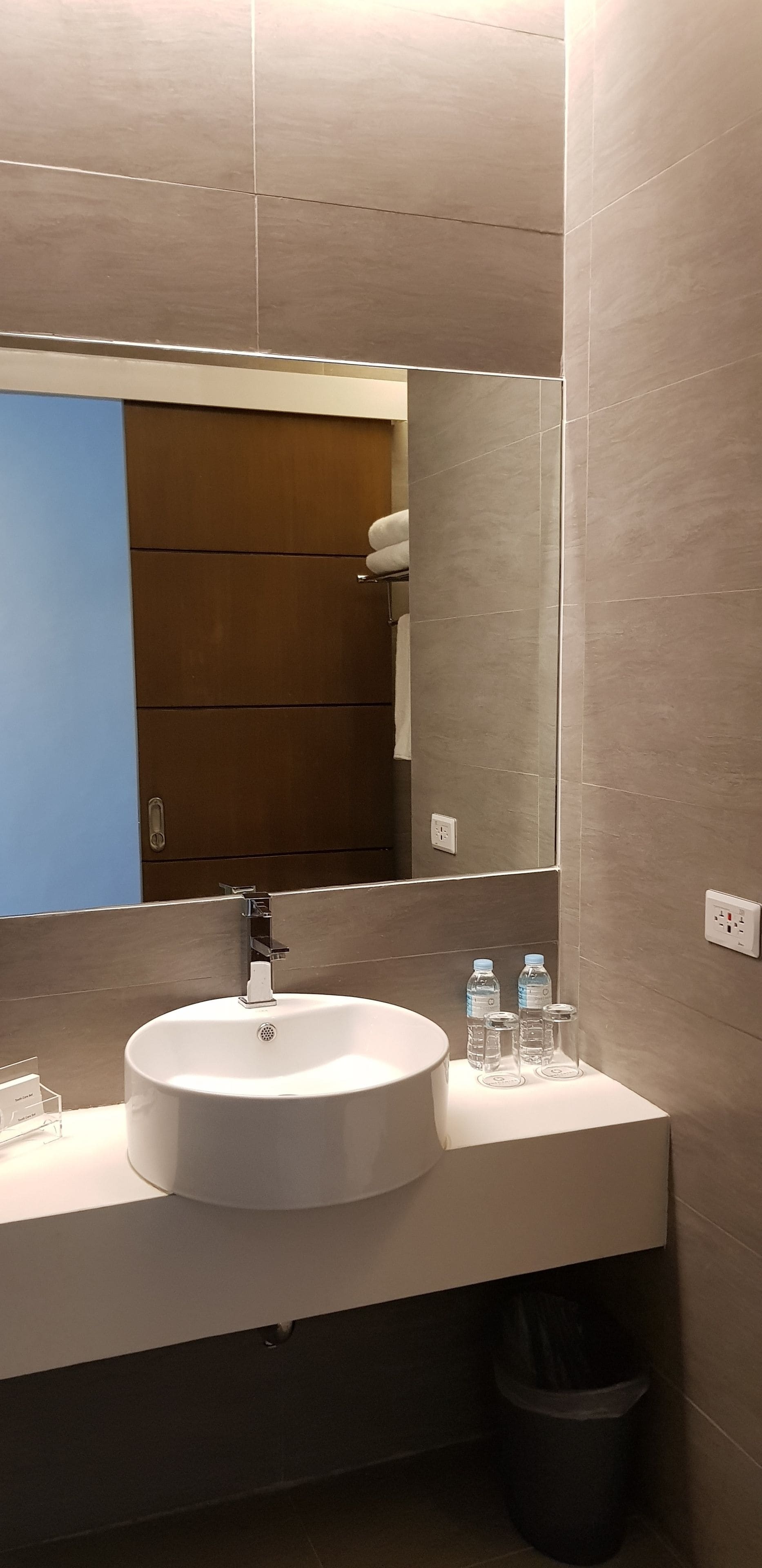 deluxe double room | bathroom sink