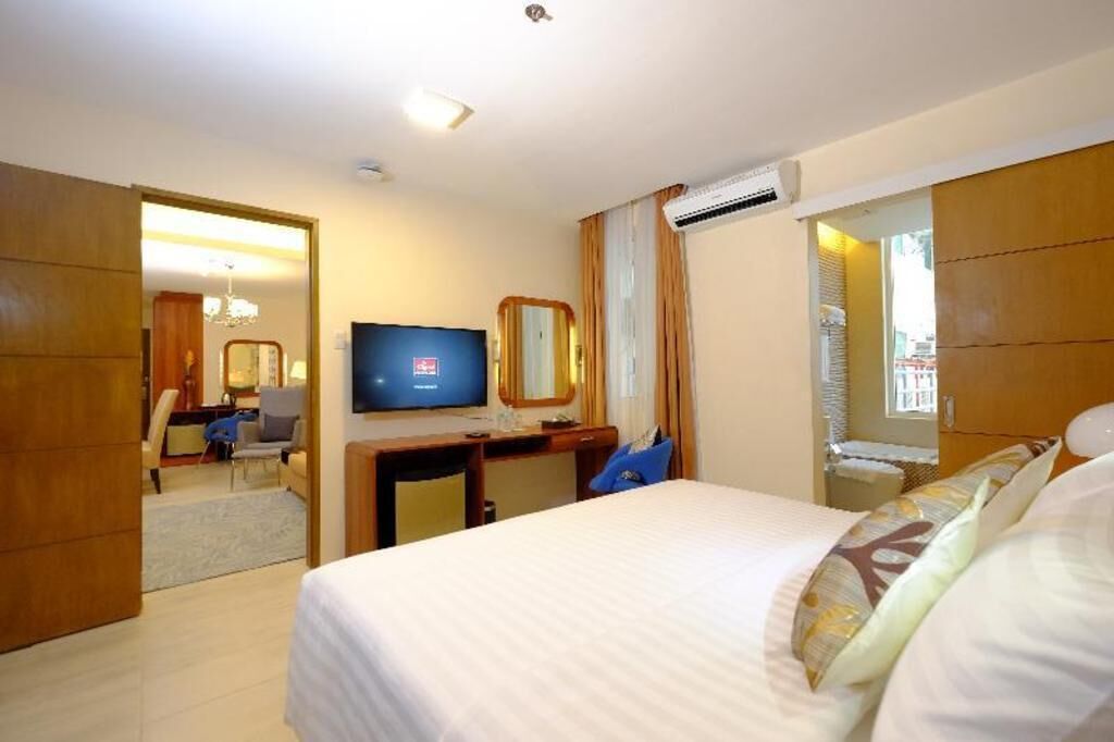 Caja de seguridad en la habitación, escritorio y cortinas blackout 