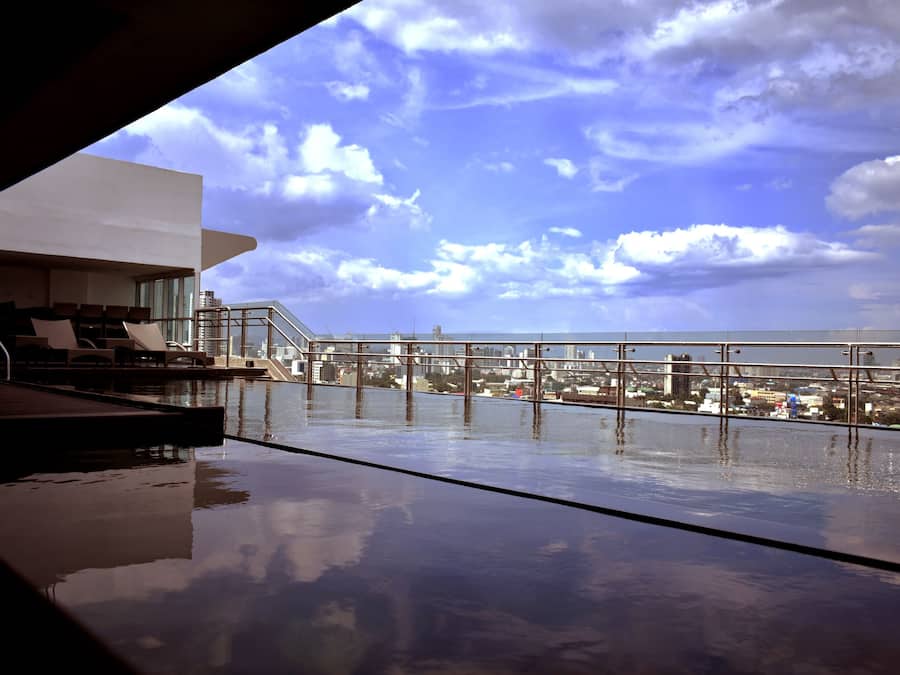 Utendørsbasseng og solsenger