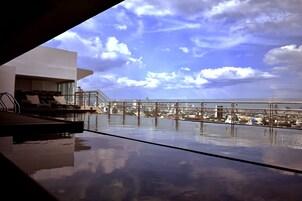 Una piscina al aire libre, tumbonas