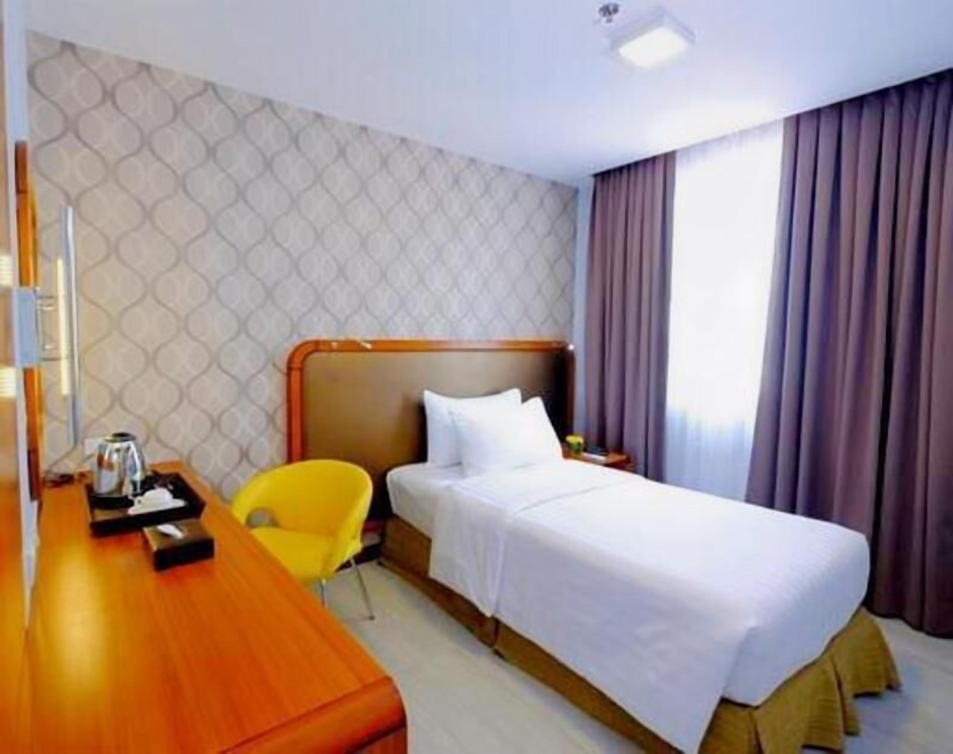 Caja de seguridad en la habitación, escritorio y cortinas blackout 