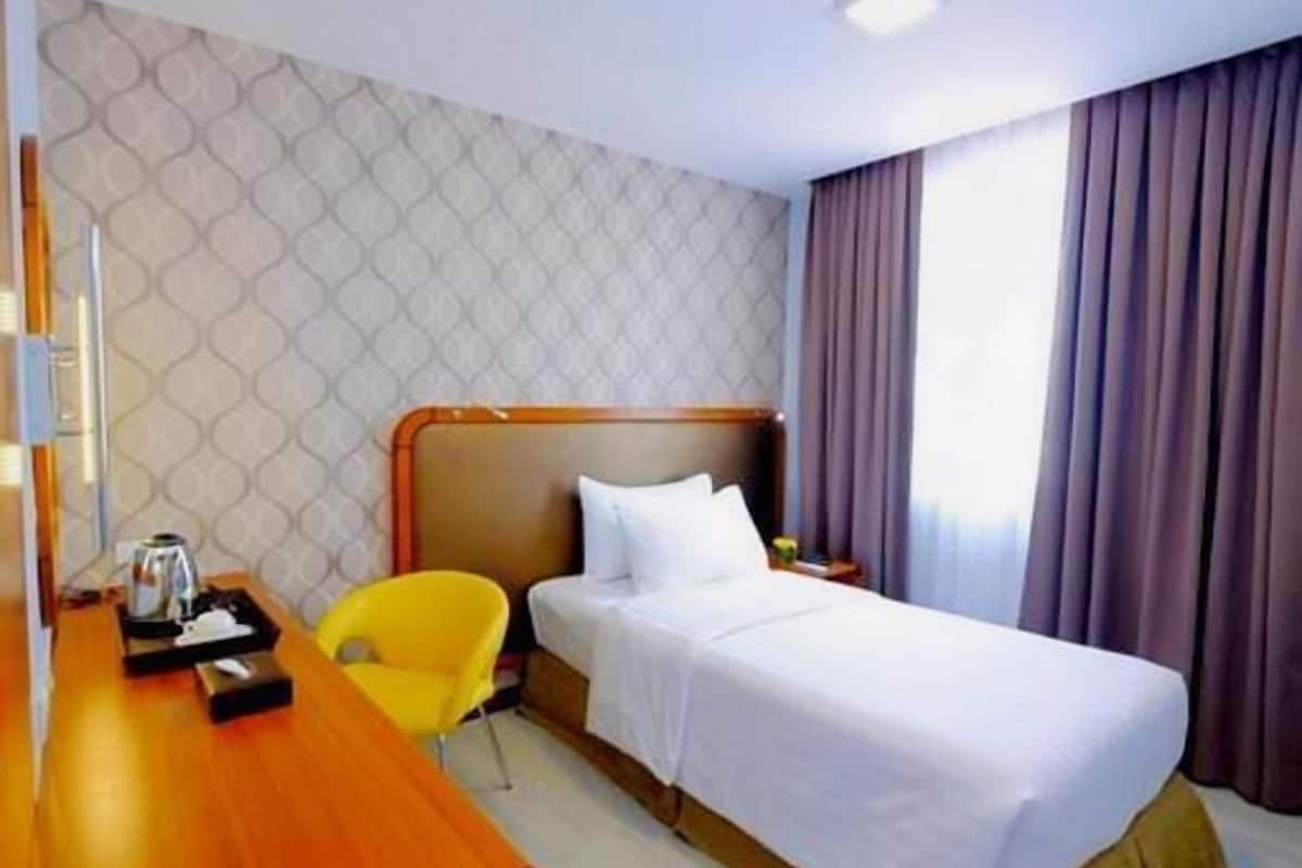 Caja de seguridad en la habitación, escritorio y cortinas blackout