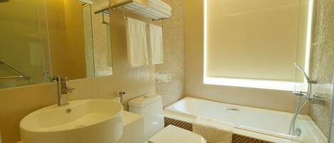 Ein modernes Badezimmer mit Waschbecken, Toilette und Badewanne.