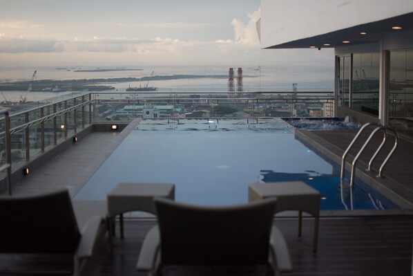 Piscine extérieure, chaises longues