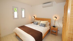 Appartement, 4 slaapkamers | 4 slaapkamers, een bureau, een strijkplank/strijkijzer