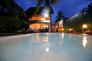 Outdoor pool, pool loungers - Villa Caro's Beachfront (Trou aux Biches)