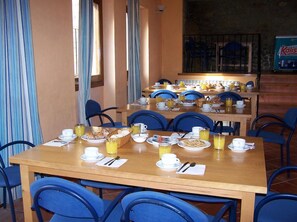 Café da manhã continental todos os dias (EUR 2.50 por pessoa) 