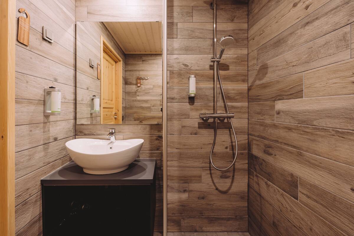 wilderness room | bathroom | shower, free toiletries, hair dryer, towels