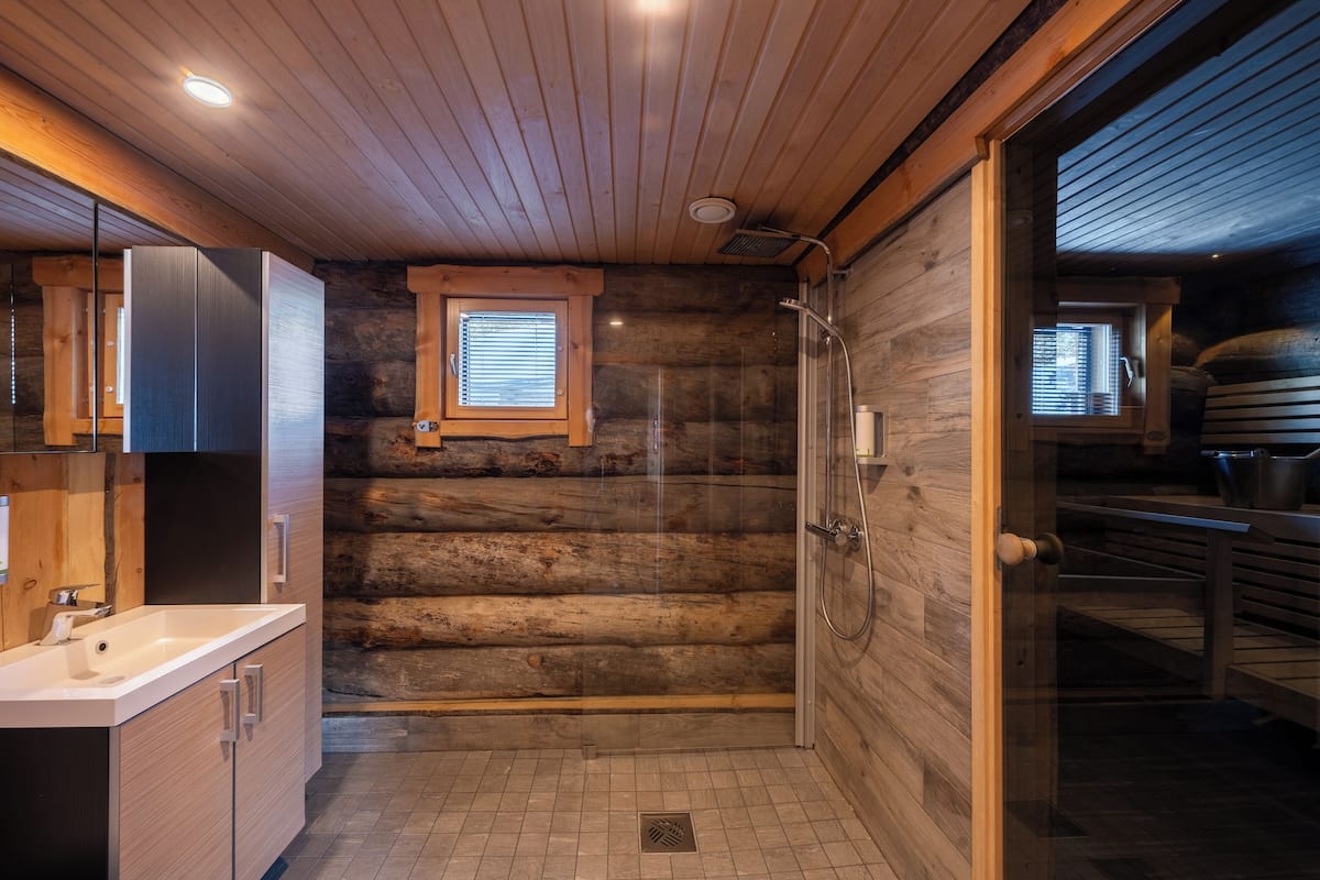 log cabin | bathroom | shower, free toiletries, hair dryer, towels