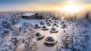 A snow-covered landscape with a large building and several dome-shaped cabins. - Wilderness Hotel Inari & Igloos (Inari)