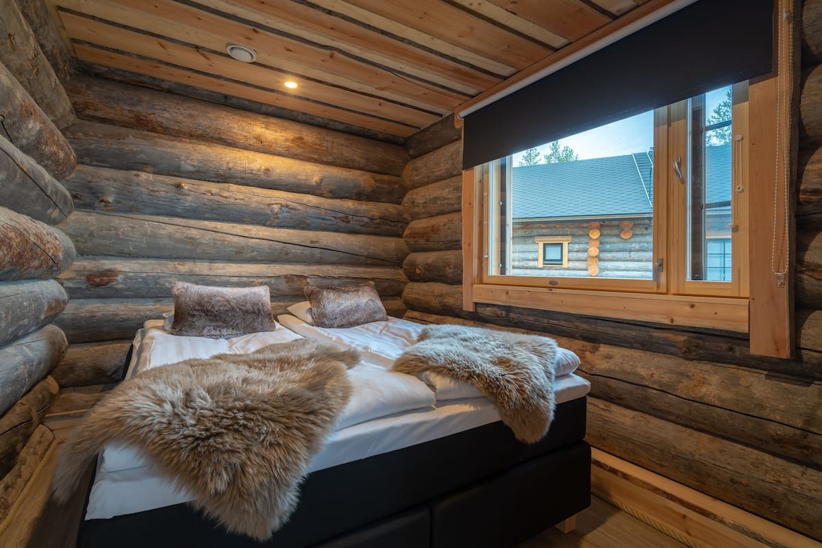 log cabin | laptop workspace, cots/infant beds, bed sheets