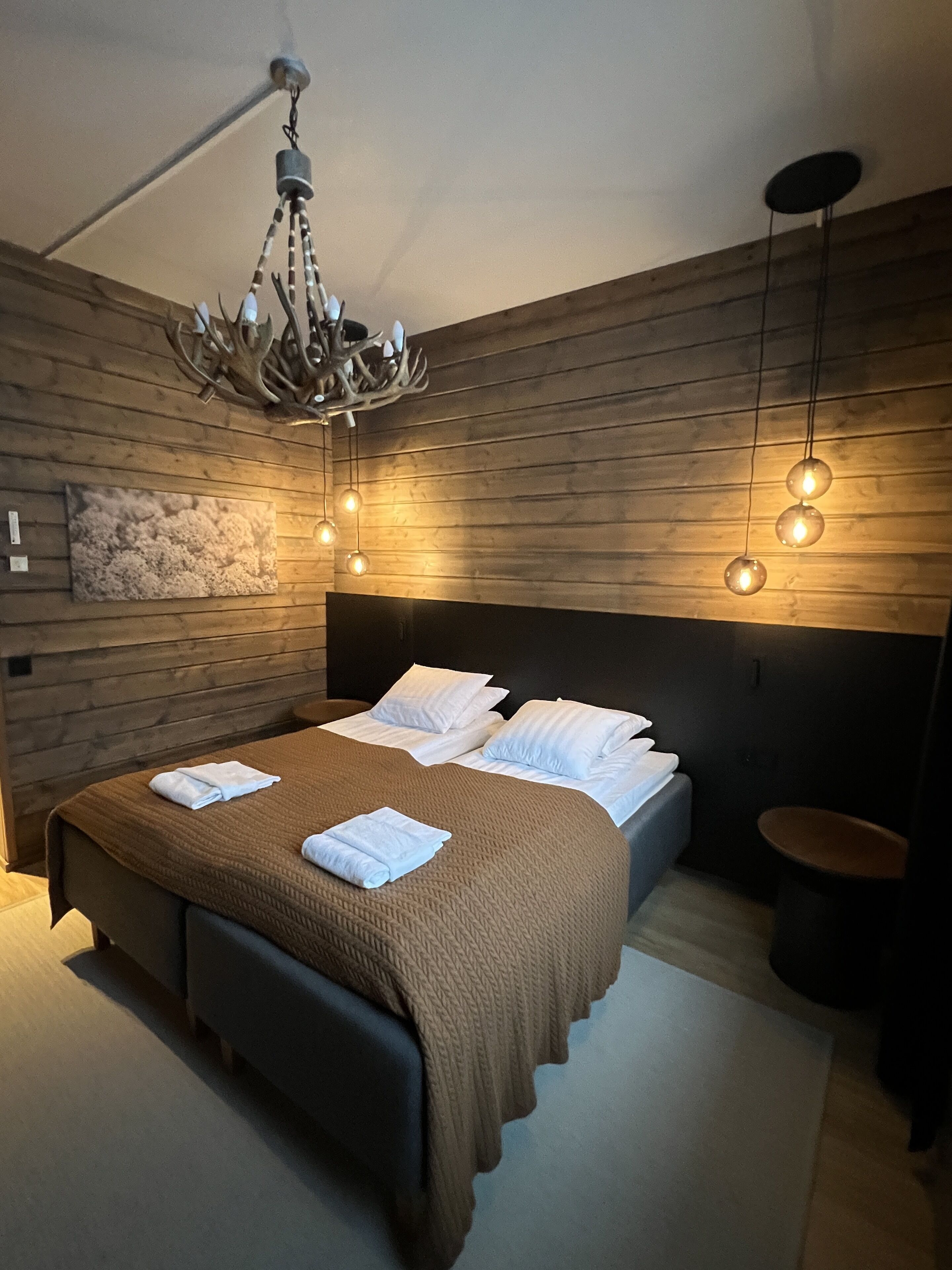 Escritorio, espacio para trabajar con laptop y ropa de cama 