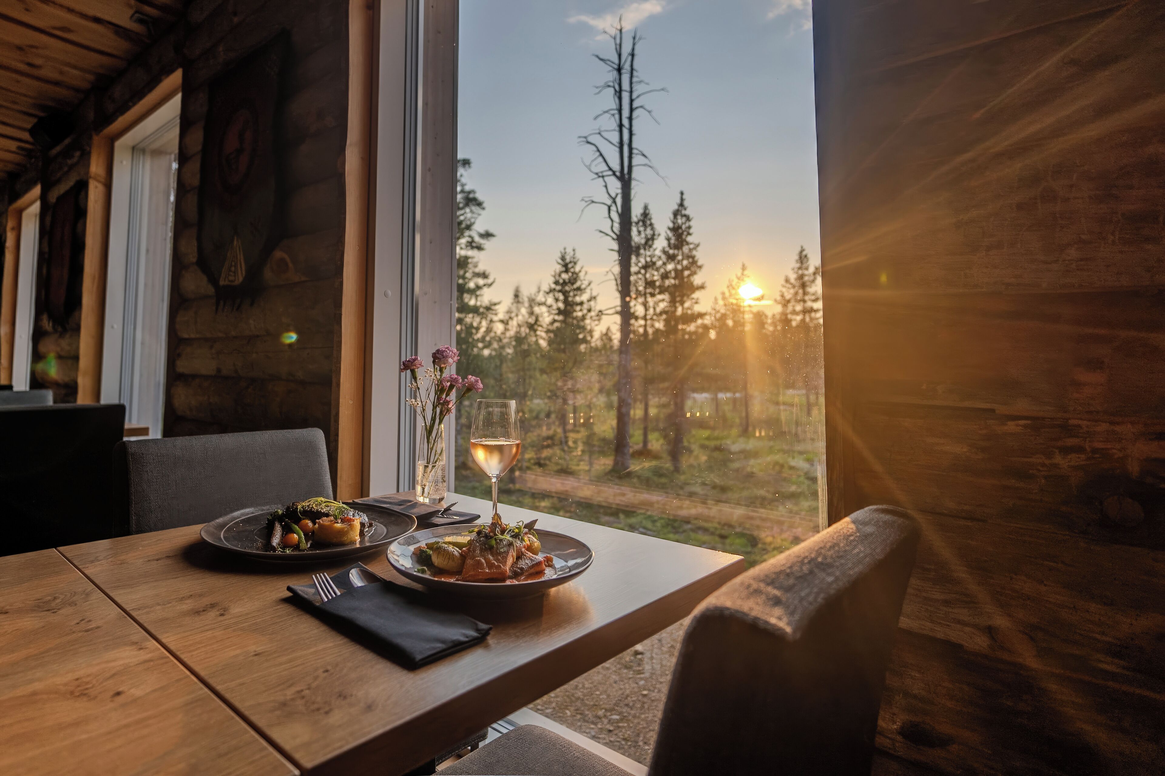 朝食、ランチ、ディナーに営業 (郷土料理)