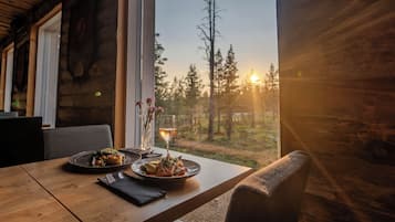 Der serveres morgenmad, frokost, aftensmad og lokale retter