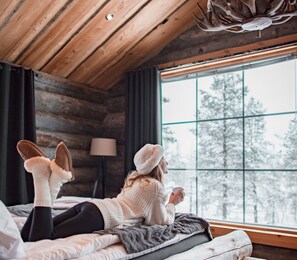Panorama Log Cabin | Desk, laptop workspace, bed sheets
