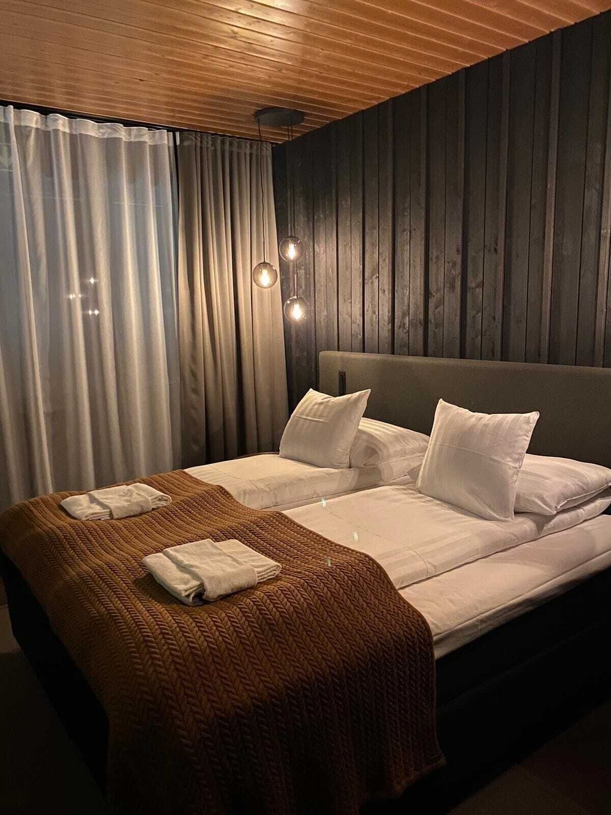 Escritorio, espacio para trabajar con laptop y ropa de cama 