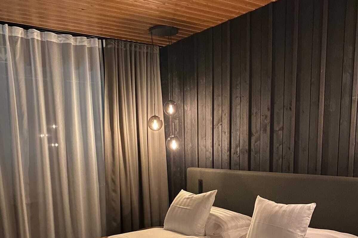 Escritorio, espacio para trabajar con laptop y ropa de cama