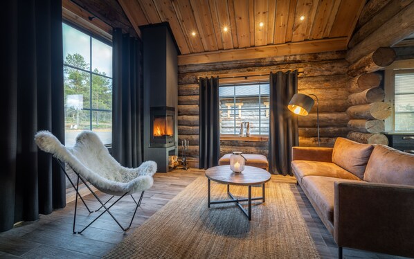 Riverside Log cabin | 書桌、手提電腦工作空間、床單