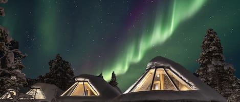 Aurora Cabin | Desk, laptop workspace, bed sheets