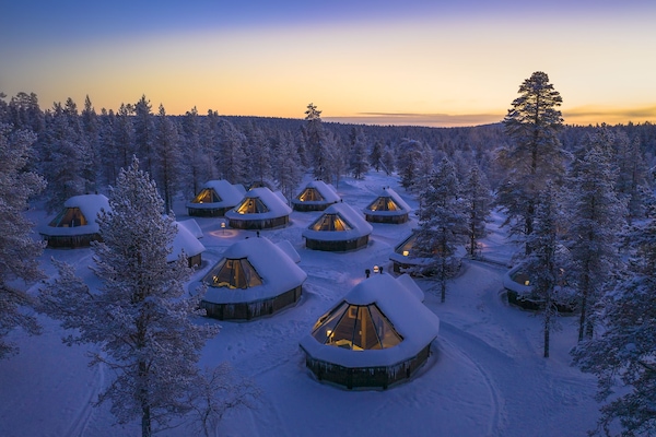 Aurora Cabin | Desk, laptop workspace, bed sheets