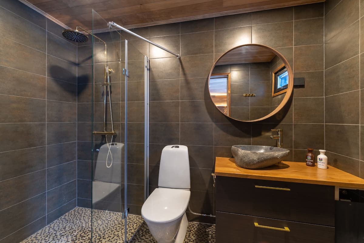 wilderness room | bathroom | shower, hair dryer, towels, toilet paper