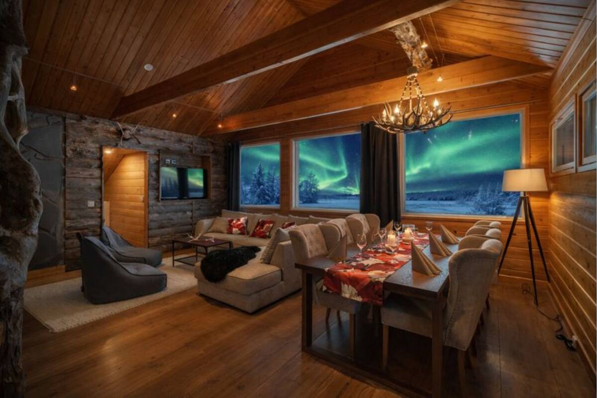 Four-Bedroom Villa with Lake View and Sauna | Wohnbereich