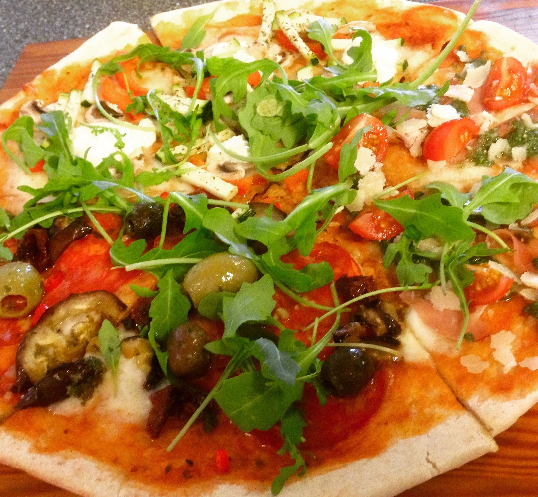 Una pizza con varios ingredientes.