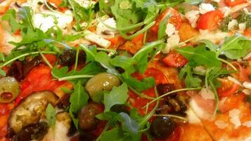 Een pizza met diverse toppings.
