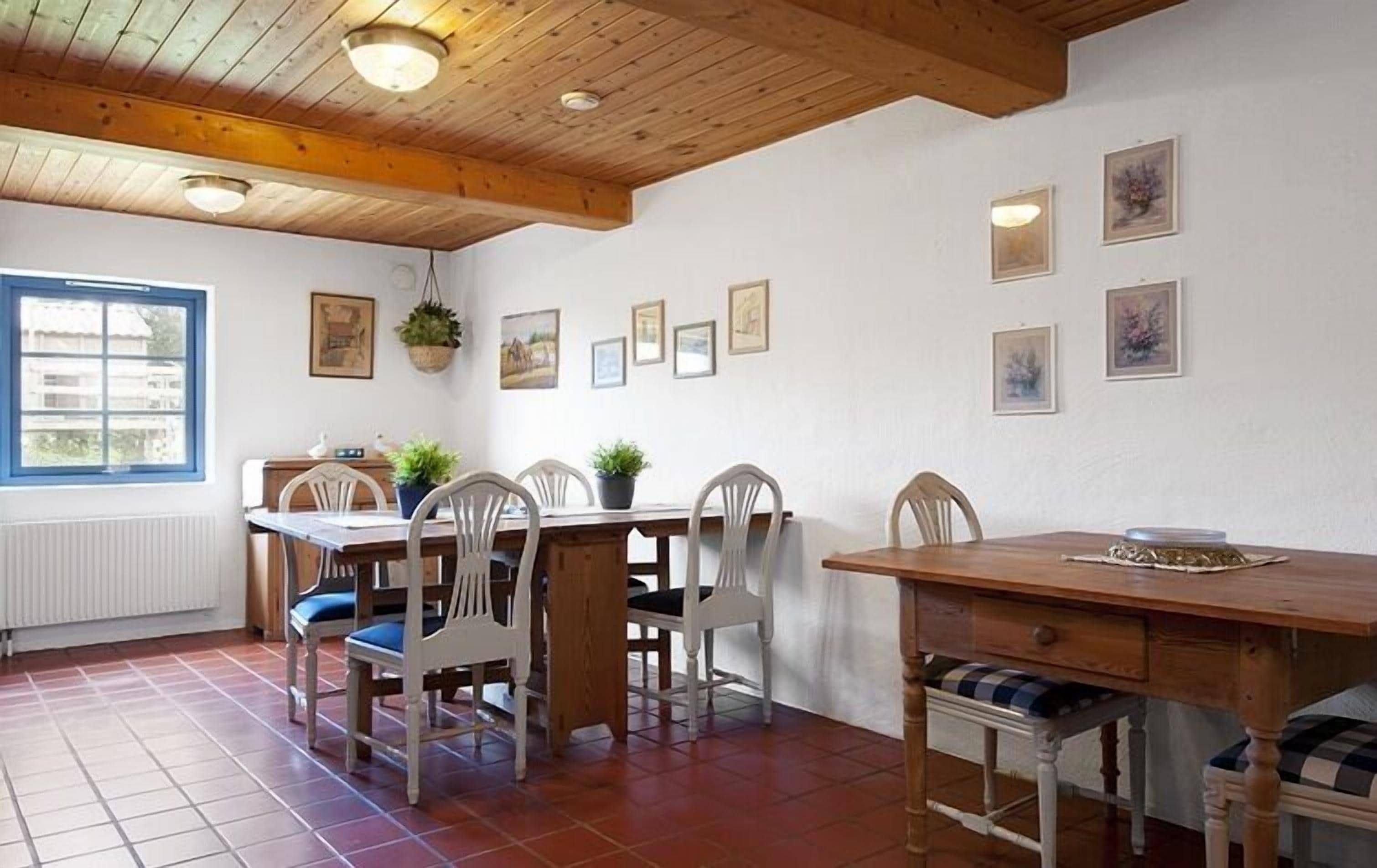 Kylskåp, mikro i allmänt utrymme, ugn och spishäll