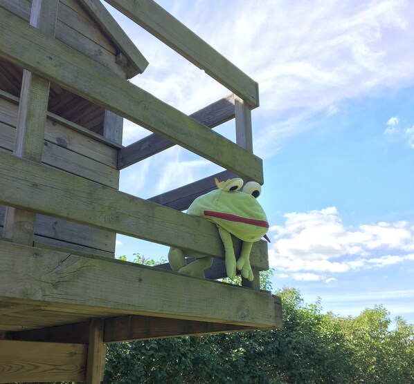 A wooden structure with a frog figure on the roof. - Tryde 1303 Bed & Breakfast (Tomelilla)