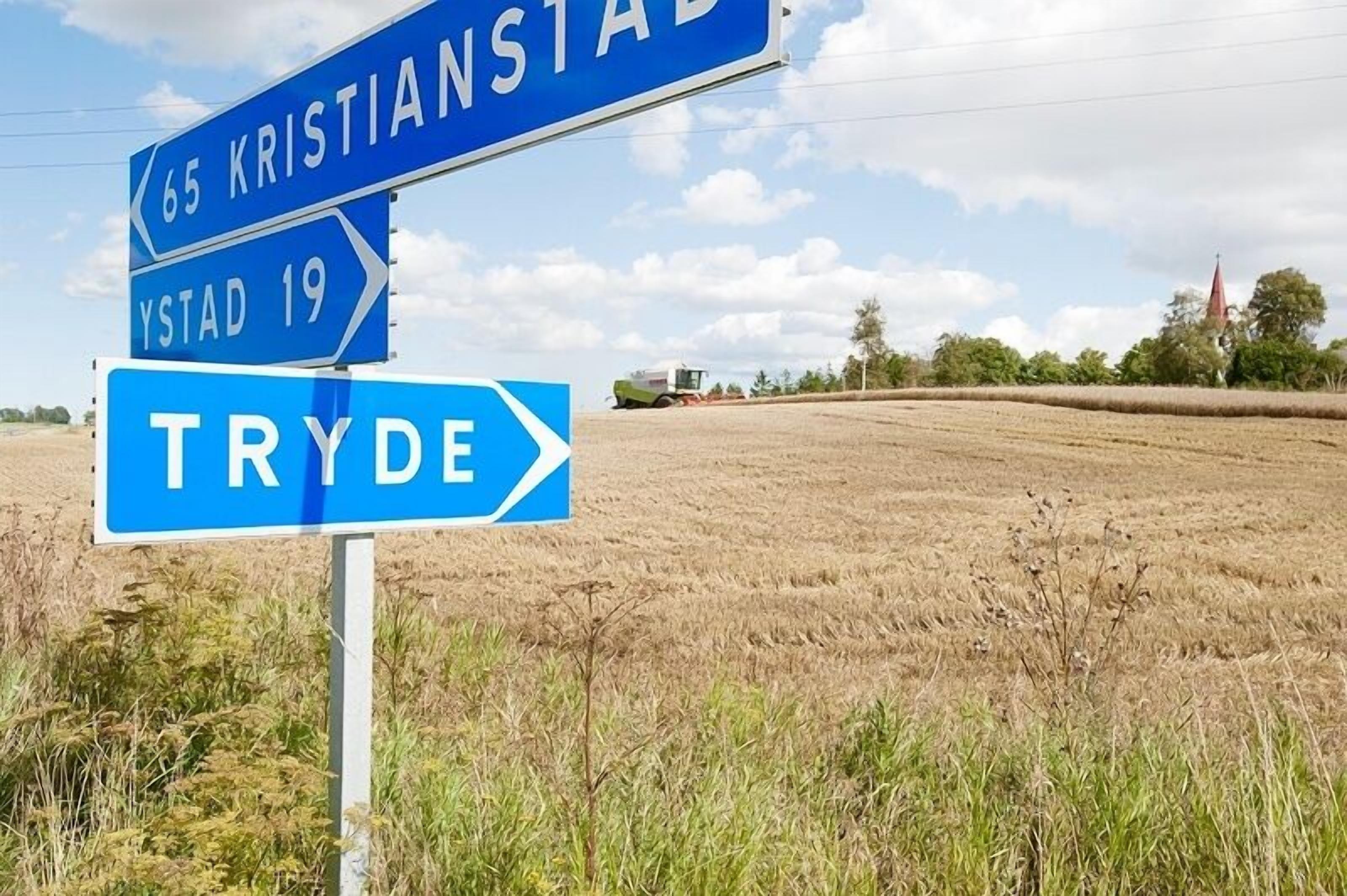Ett vägskylt med anvisningar till Kristiansand och Tryde.