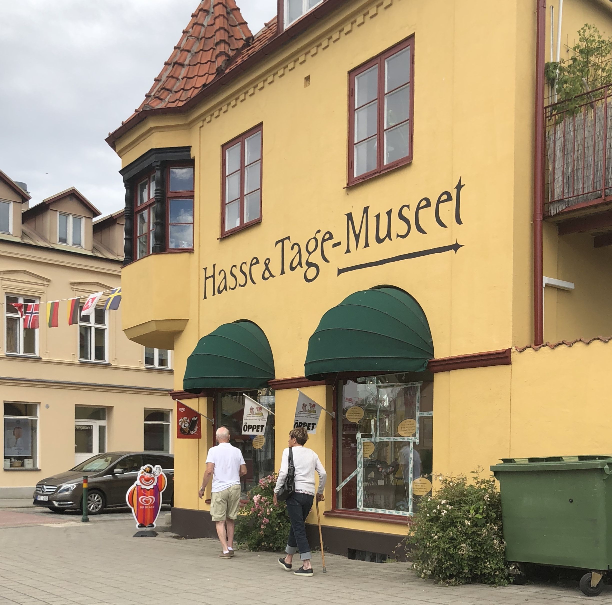 En bygning med et skilt, der viser 