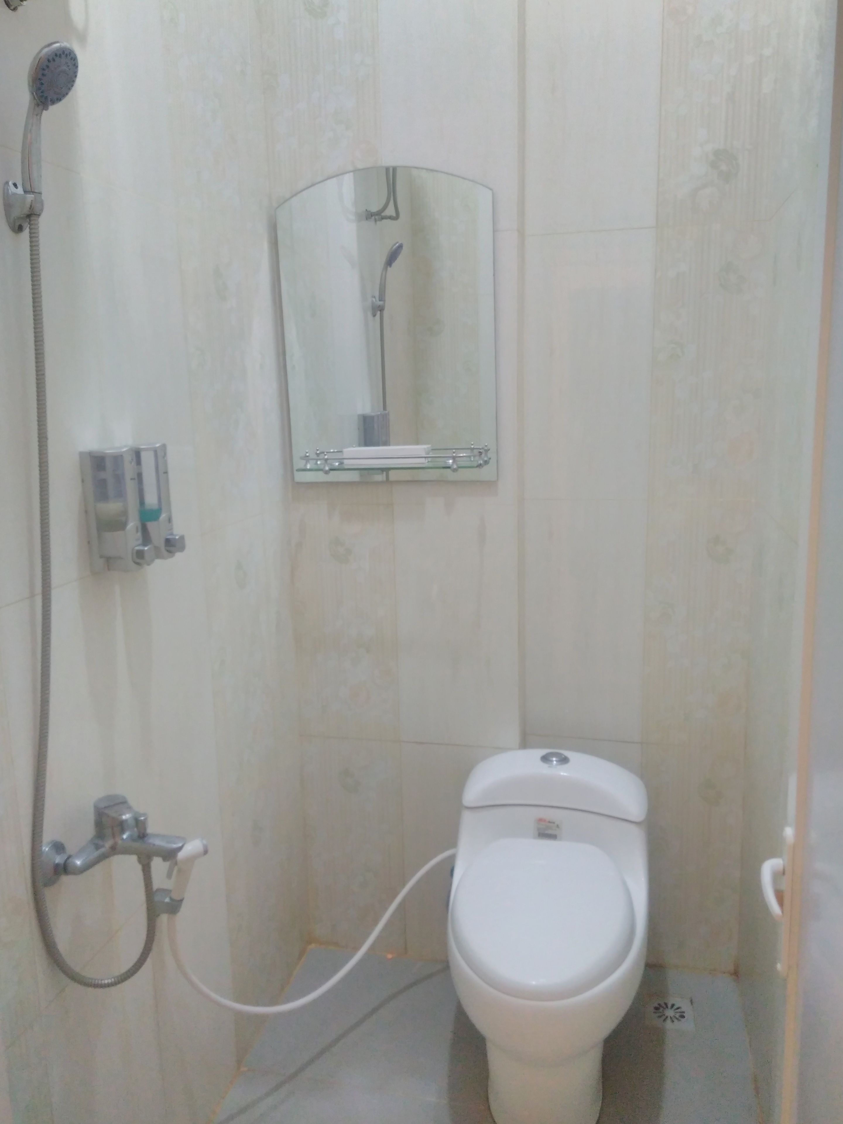 deluxe double room | bathroom | shower, free toiletries, slippers, towels