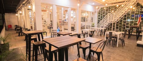 Aperto a colazione, pranzo e cena, cucina locale e internazionale