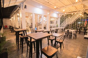 Se sirven desayunos, comidas, cenas y cocina local e internacional 