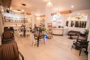 บริการอาหารเช้า อาหารกลางวัน อาหารเย็น, อาหารท้องถิ่นและนานาชาติ