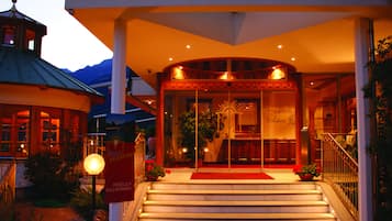 Fassade der Unterkunft – Abend/Nacht