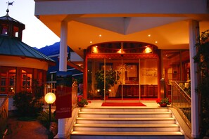 Fachada da propriedade à noite