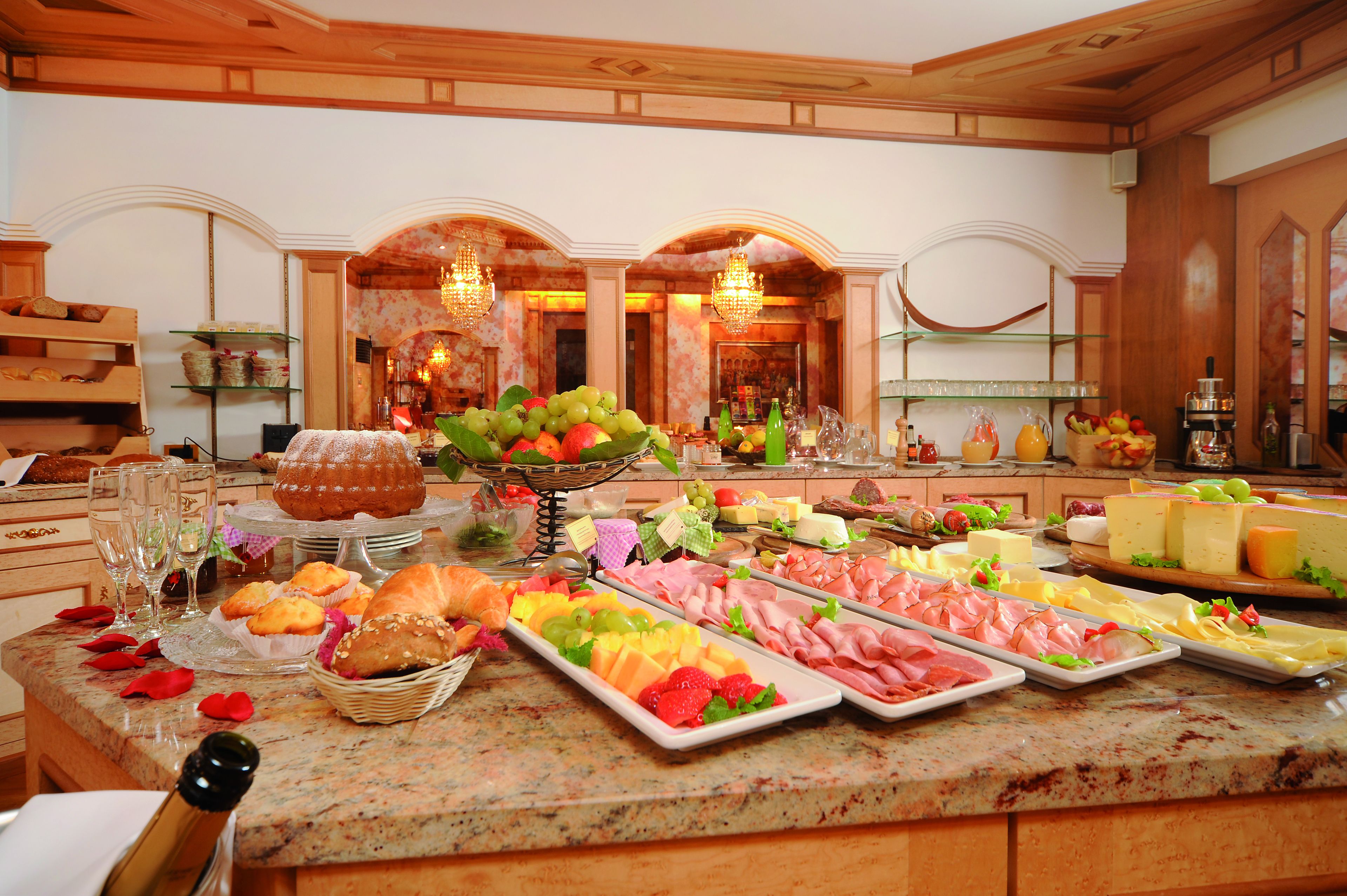 Um buffet com diversos alimentos e bebidas.