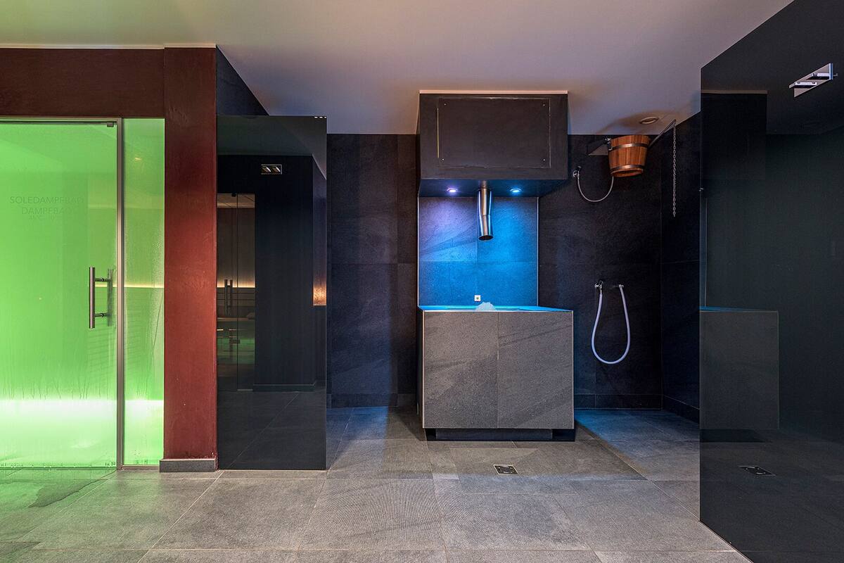 sauna, hot tub, steam room, body treatments, massage/treatment rooms