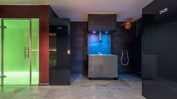 Un sauna, una bañera de hidromasaje, baño turco, tratamientos corporales